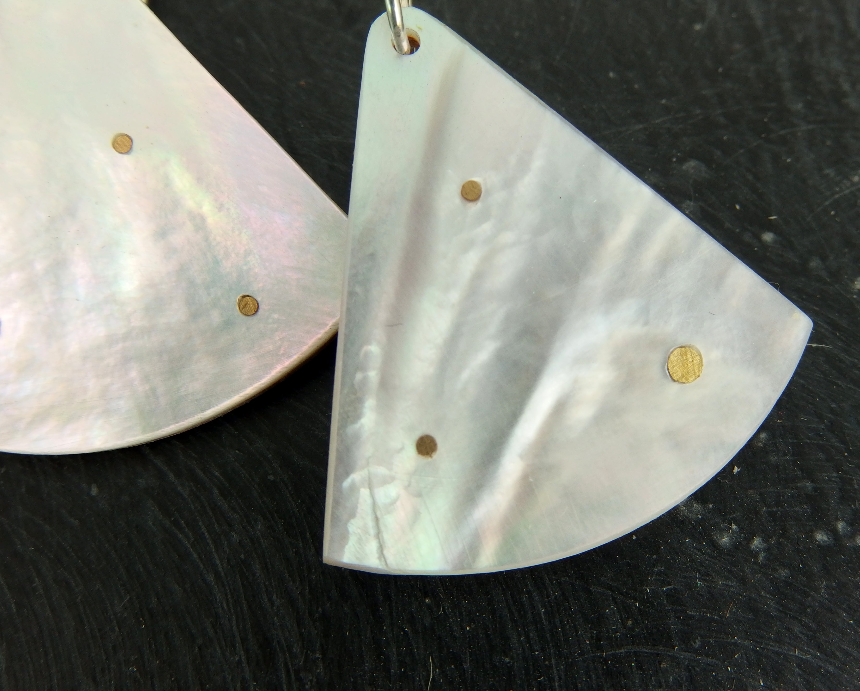 Boucles d'oreilles "constellation", nacre blanche et laiton