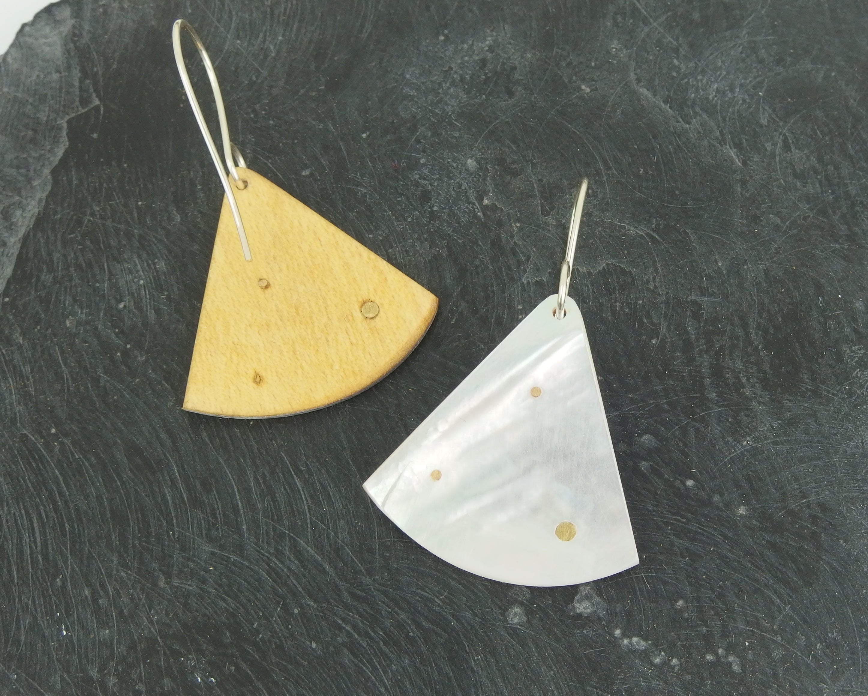 Boucles d'oreilles "constellation", nacre blanche et laiton