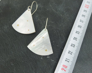 Boucles d'oreilles "constellation", nacre blanche et laiton