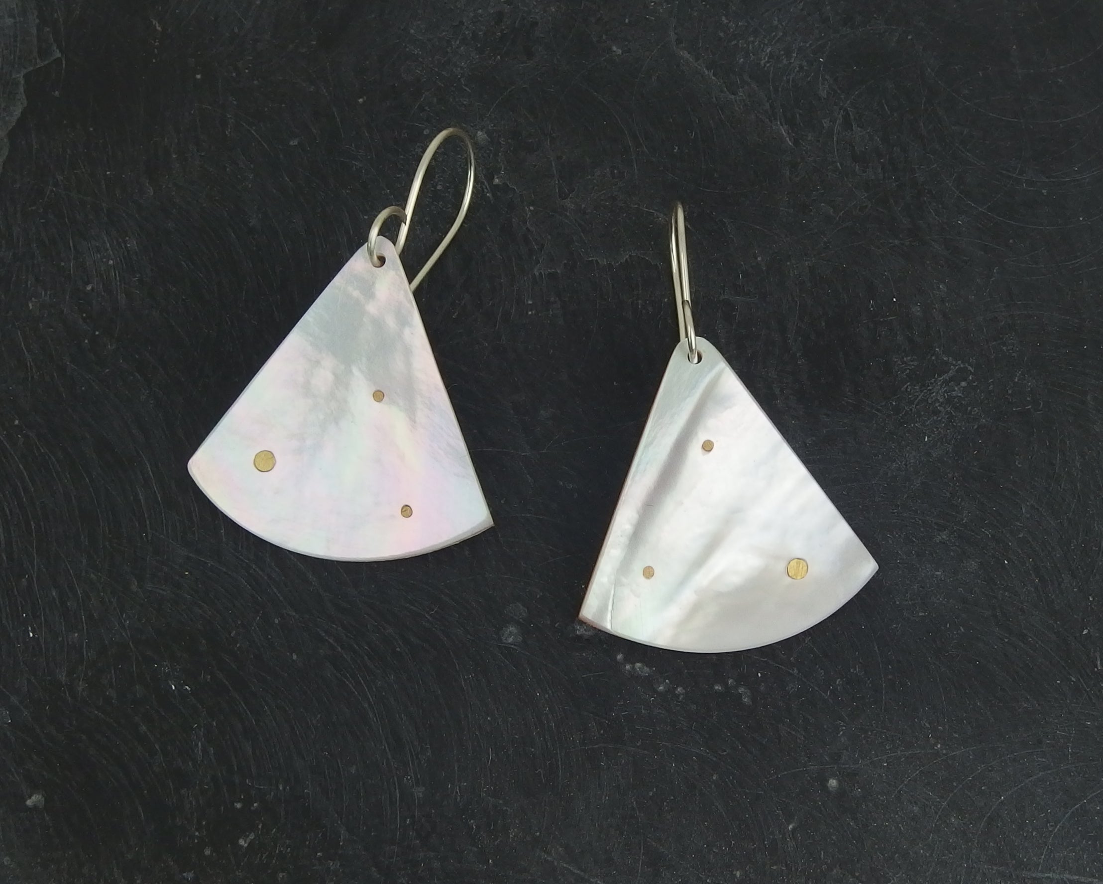 Boucles d'oreilles "constellation", nacre blanche et laiton
