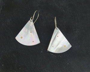 Boucles d'oreilles "constellation", nacre blanche et laiton